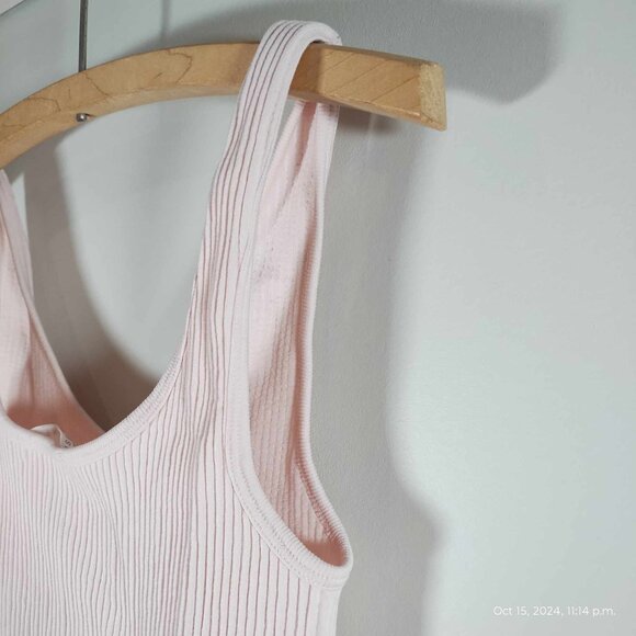 Light pink Rose and Vine Stretchy ribbed Vneck crop top flattering - Picture 6 of 7